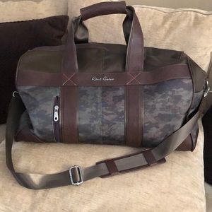 ROBERT GRAHAM Anson Mens Camouflage Weekender Duffle Bag and Shaving Kit.